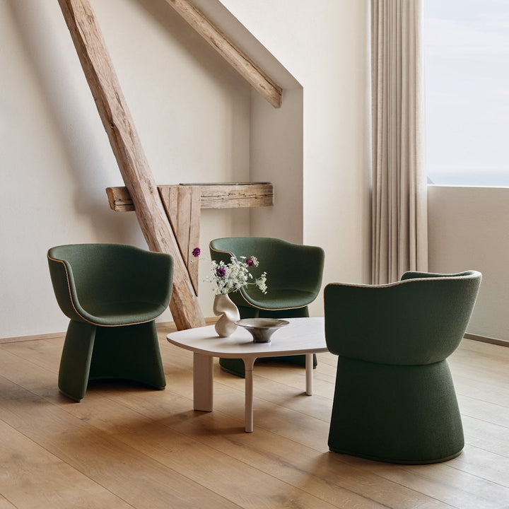 Monolit™ CM231 Lounge chair with leather piping