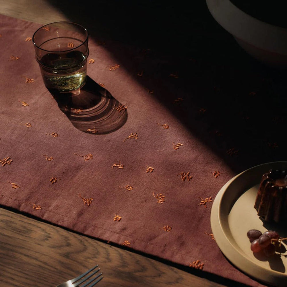 Baies Table Runner - Dark Grape/Picante Red - ökenhem