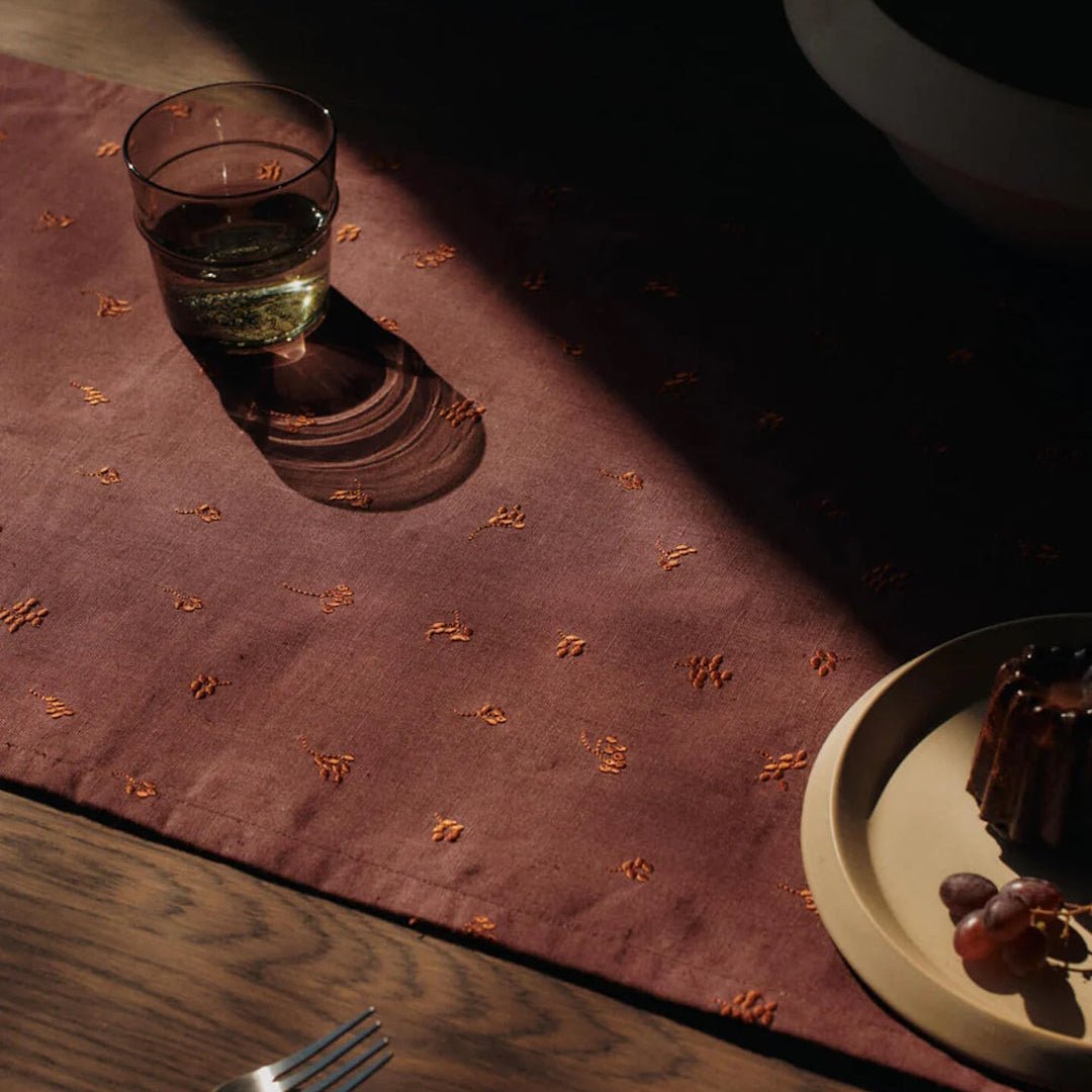Baies Table Runner - Dark Grape/Picante Red - ökenhem