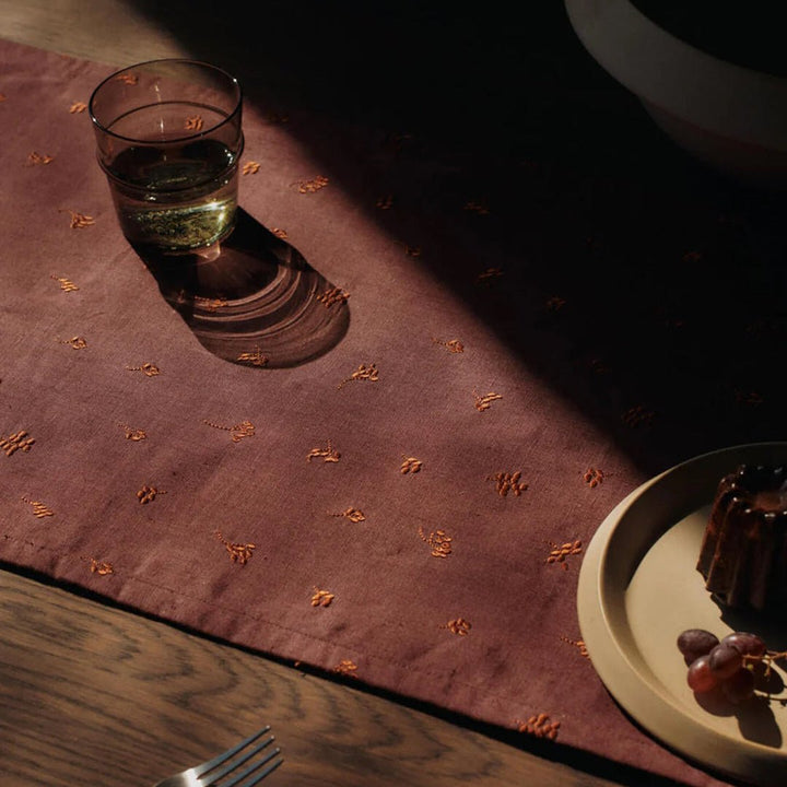 Baies Table Runner - Dark Grape/Picante Red - ökenhem
