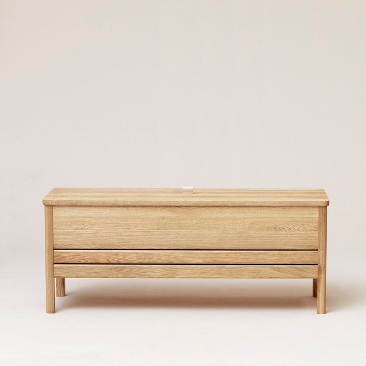 Form & Refine A Line Storage Bench 111, White Oak - ökenhem