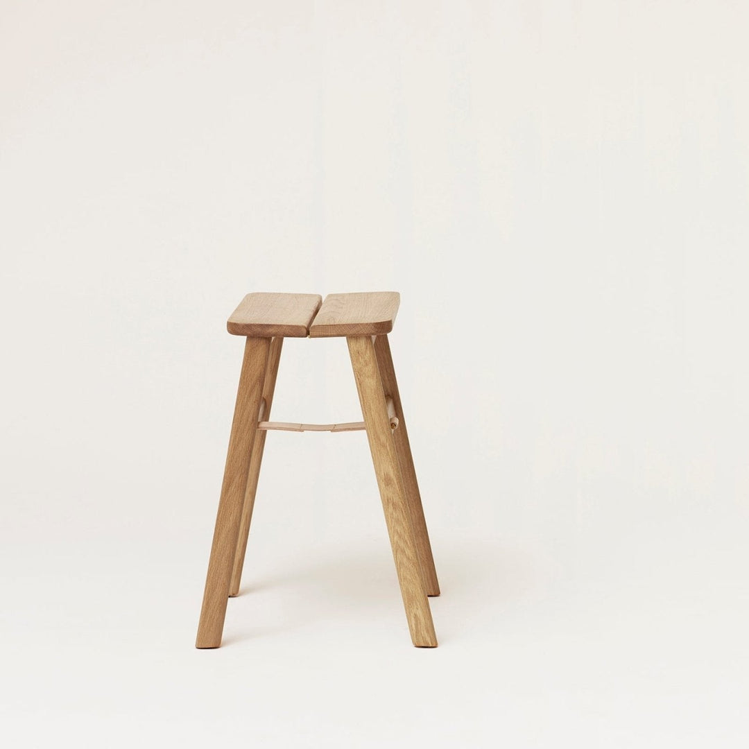Form &amp; Refine Angle Foldable Stool, White Oak - ökenhem