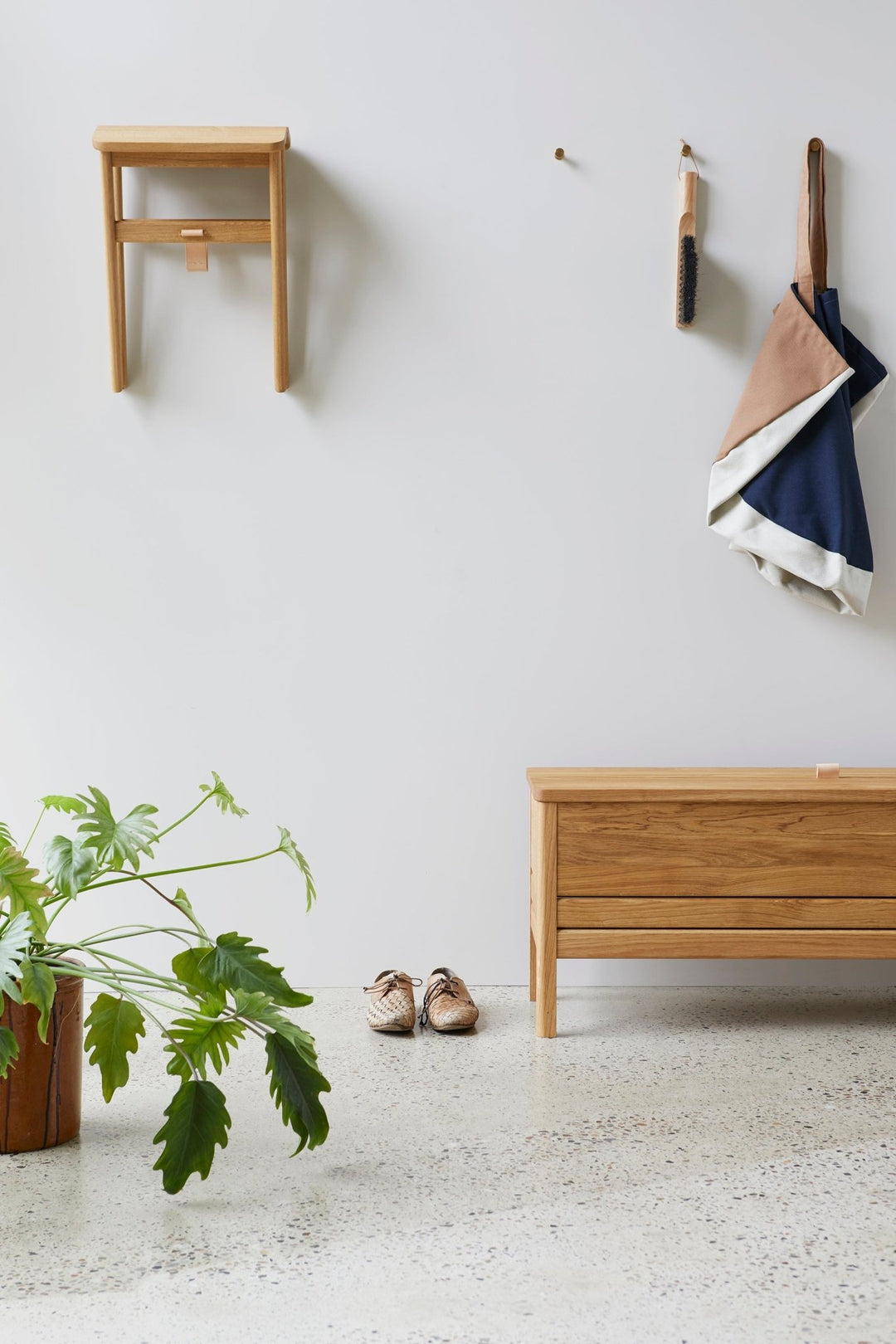 Form &amp; Refine Angle Foldable Stool, White Oak - ökenhem