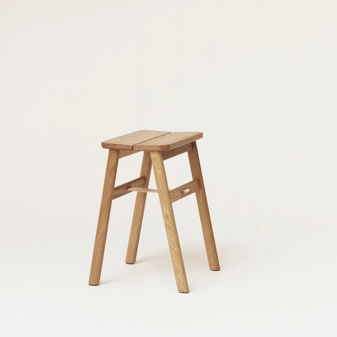 Form &amp; Refine Angle Foldable Stool, White Oak - ökenhem