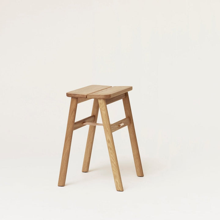 Form &amp; Refine Angle Foldable Stool, White Oak - ökenhem
