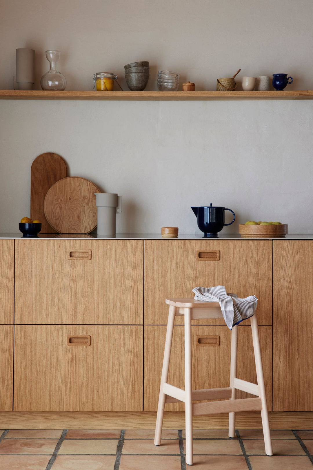 Form &amp; Refine Angle Standard Bar Stool 65, Beech - ökenhem