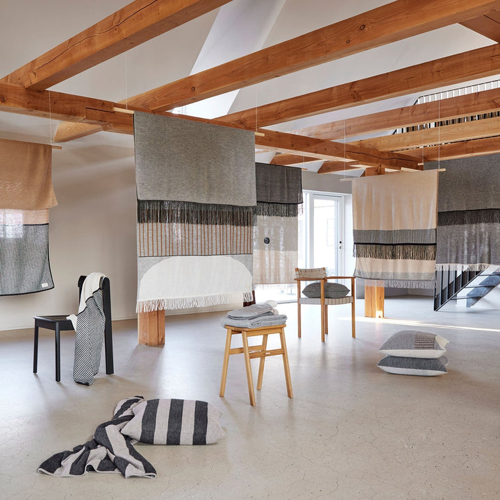 Form & Refine Aymara Plaid, Pattern Grey - ökenhem