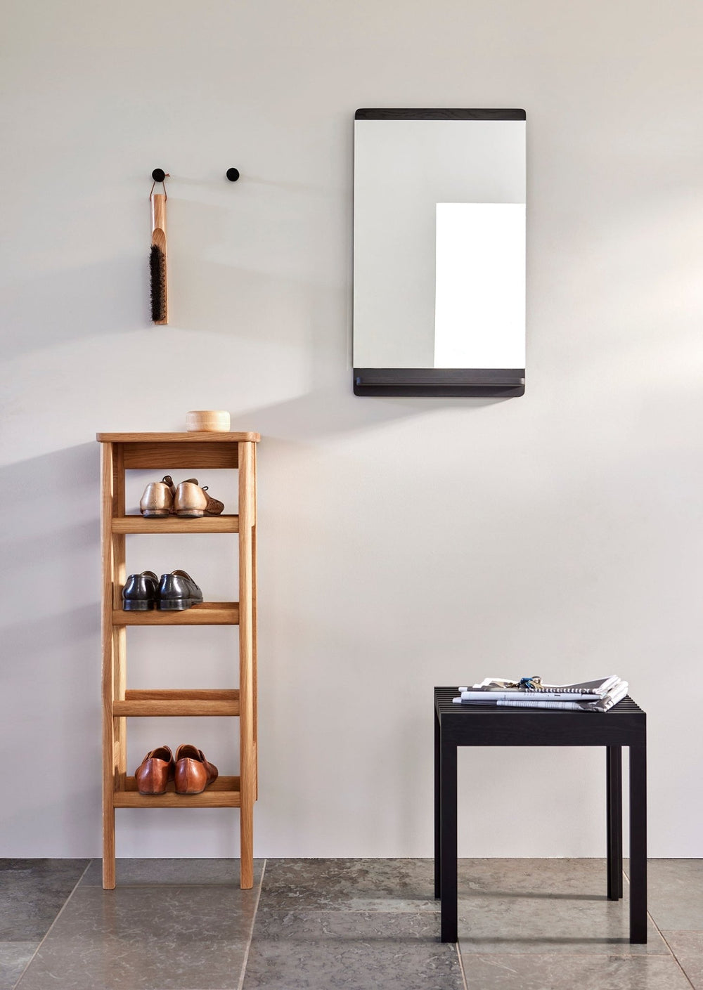 Form & Refine Rim Wall Mirror, Black - ökenhem